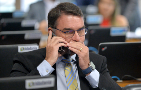Flávio Bolsonaro admite cobrança a Vorcaro, mas nega crime